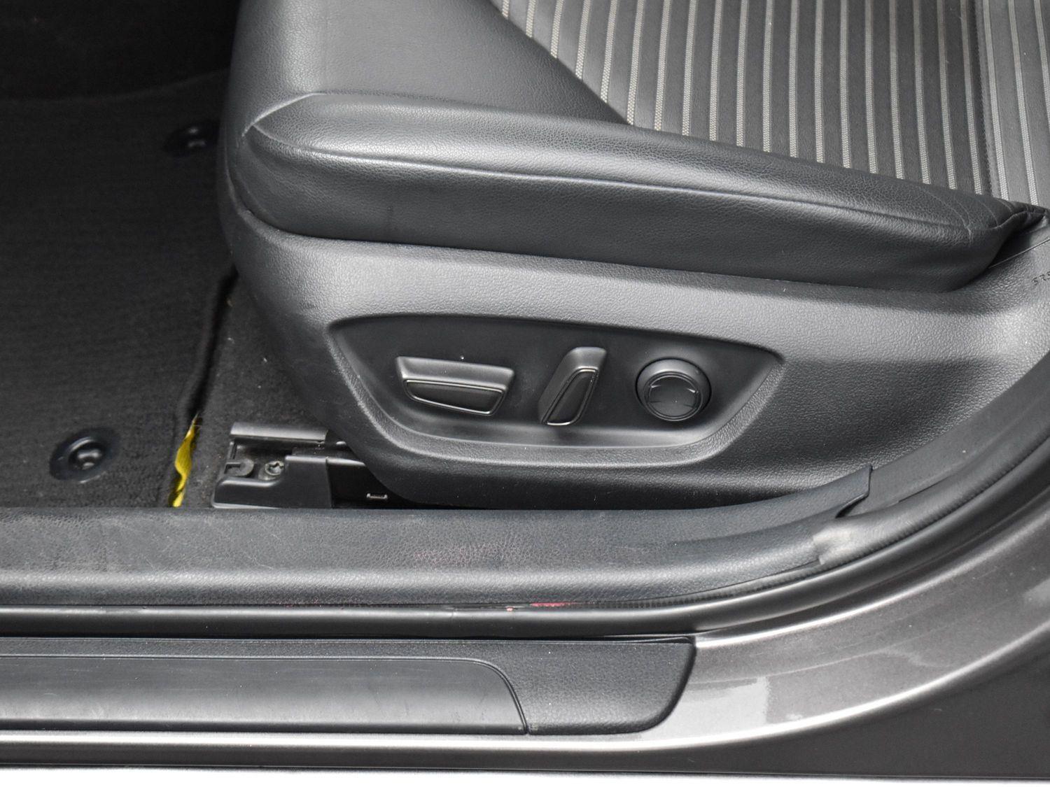 2022 Toyota Camry SE photo 13