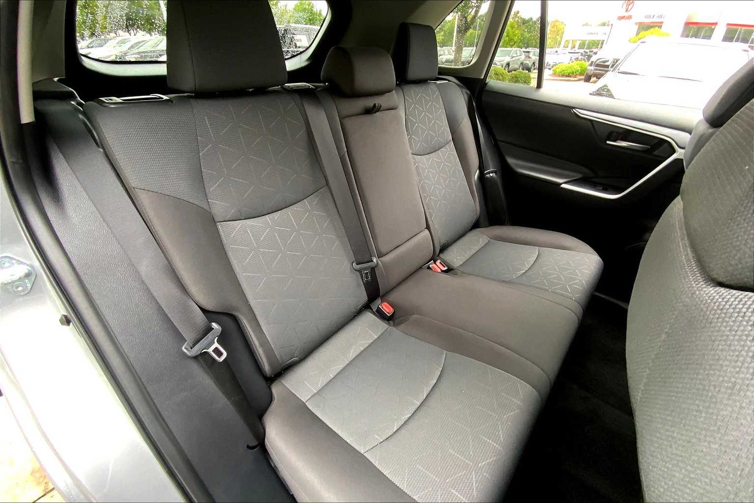 2024 Toyota RAV4 XLE photo 16