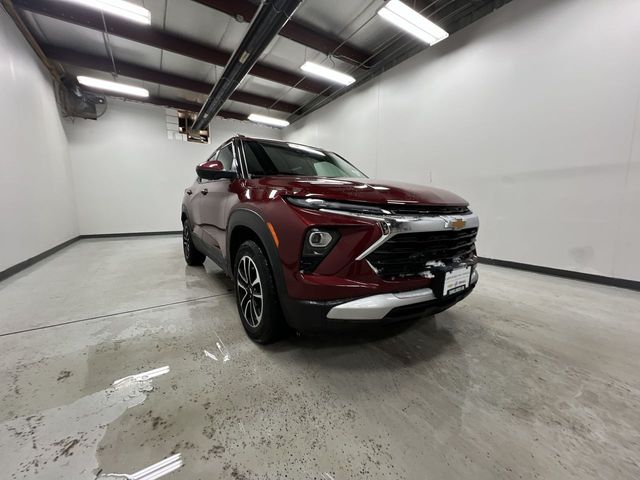 2025 Chevrolet Trailblazer LT photo 2