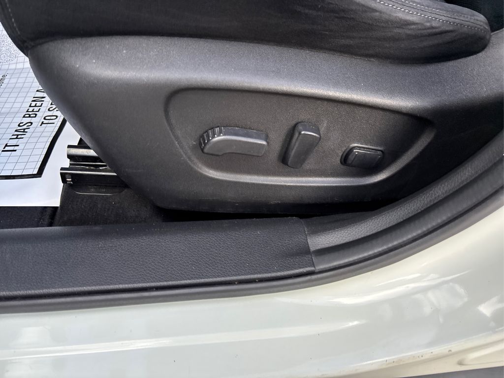 2016 Nissan Rogue SV photo 38