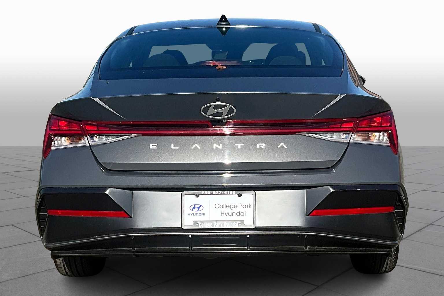 2024 Hyundai Elantra SEL Convenience photo 4