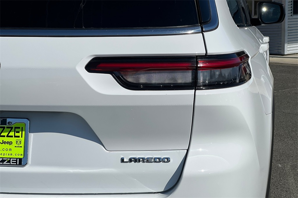 2023 Jeep Grand Cherokee Laredo photo 11