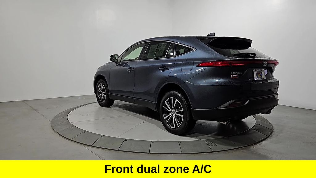 2022 Toyota Venza LE photo 3
