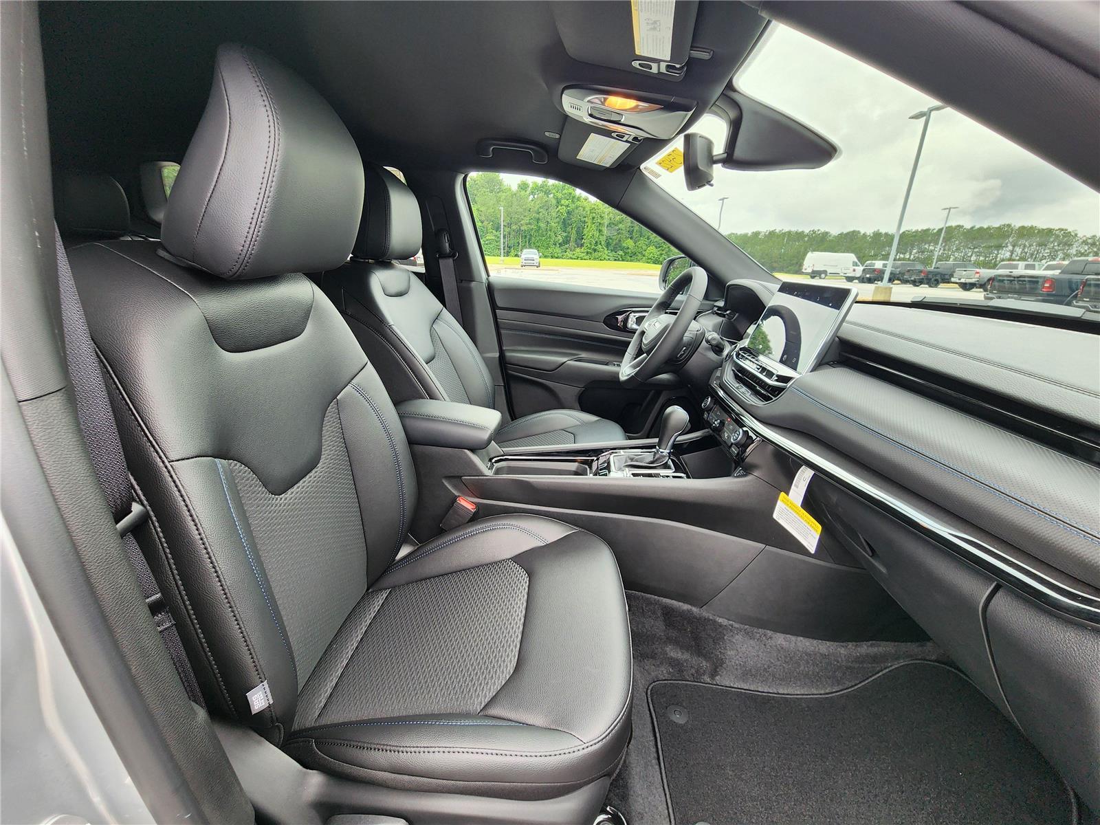 2025 Jeep Compass Latitude photo 3