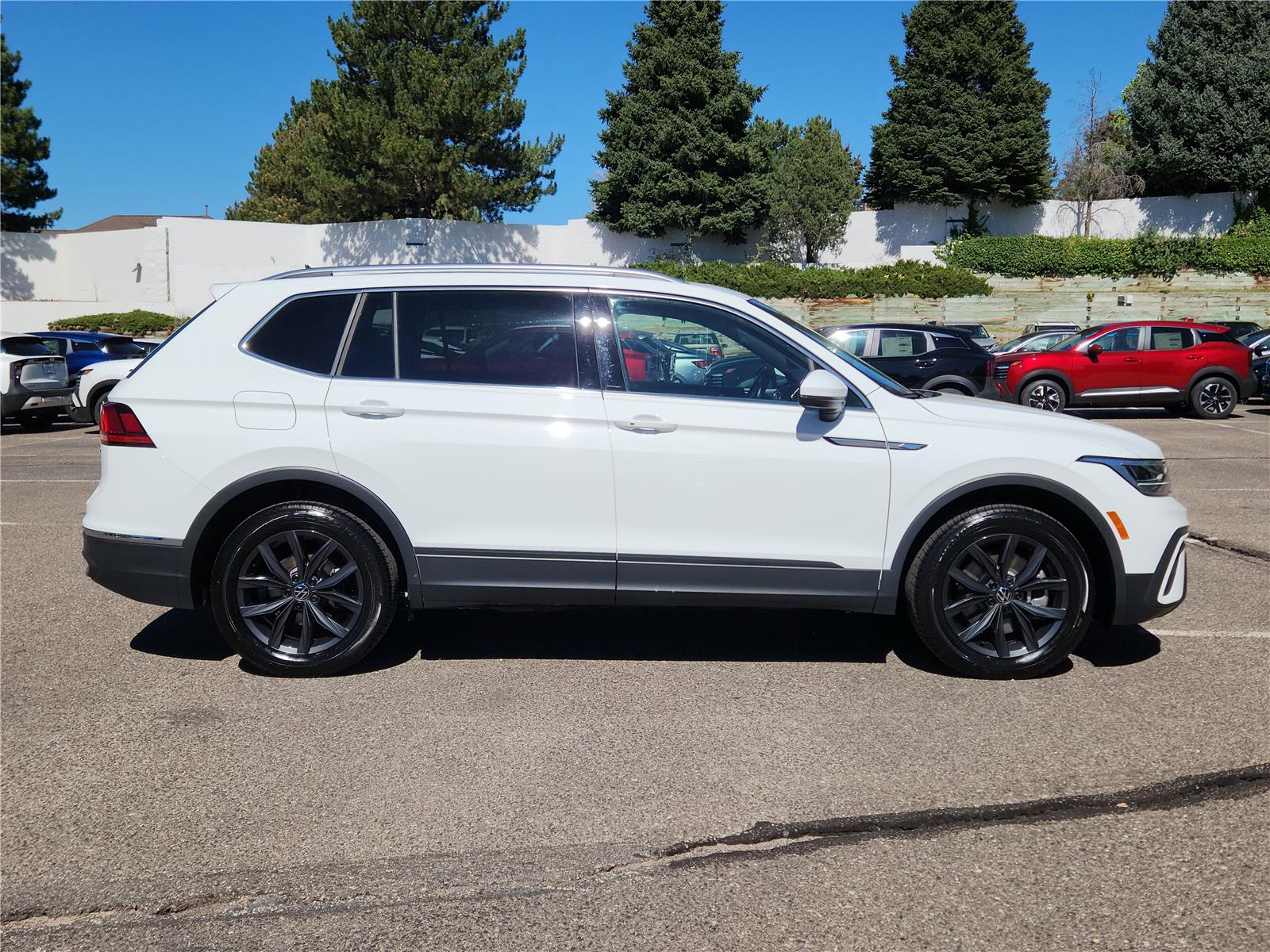 2024 Volkswagen Tiguan SE Wolfsburg Edition photo 2