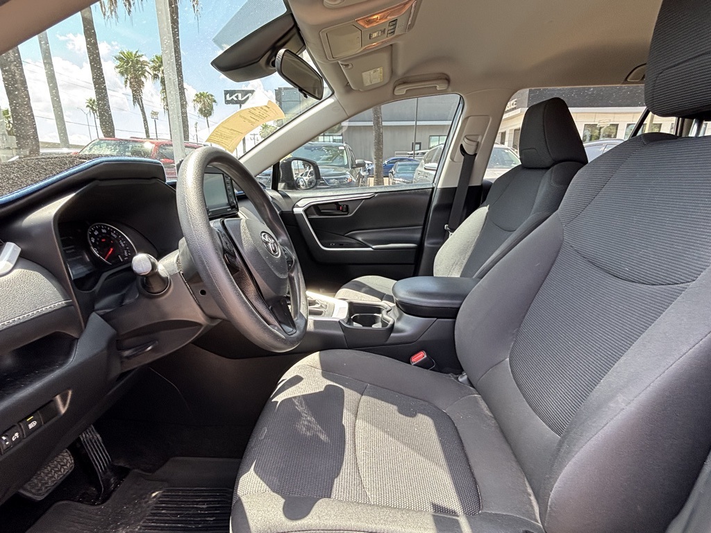 2021 Toyota RAV4 LE photo 7
