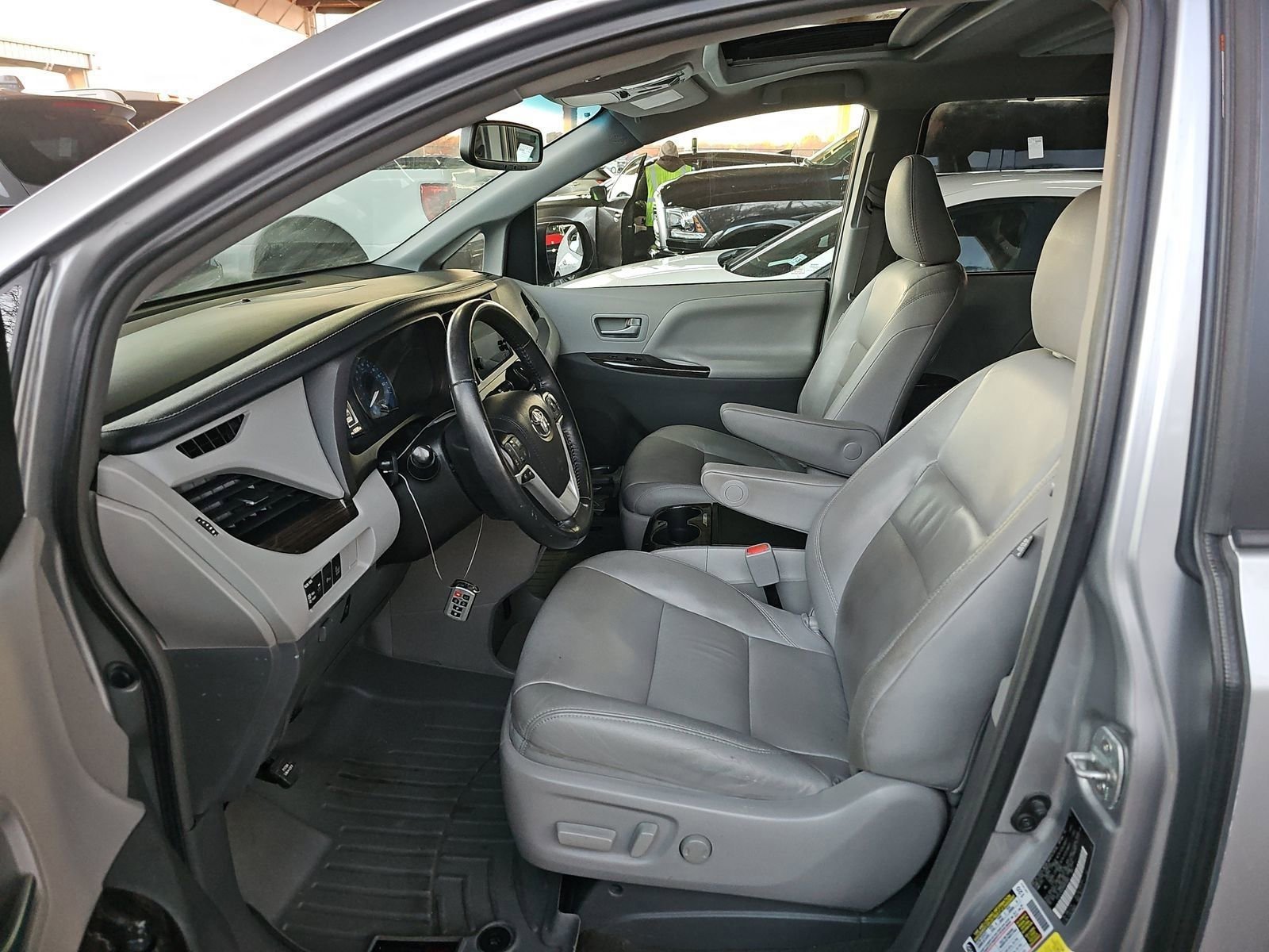 2017 Toyota Sienna Limited XLE Premium photo 4