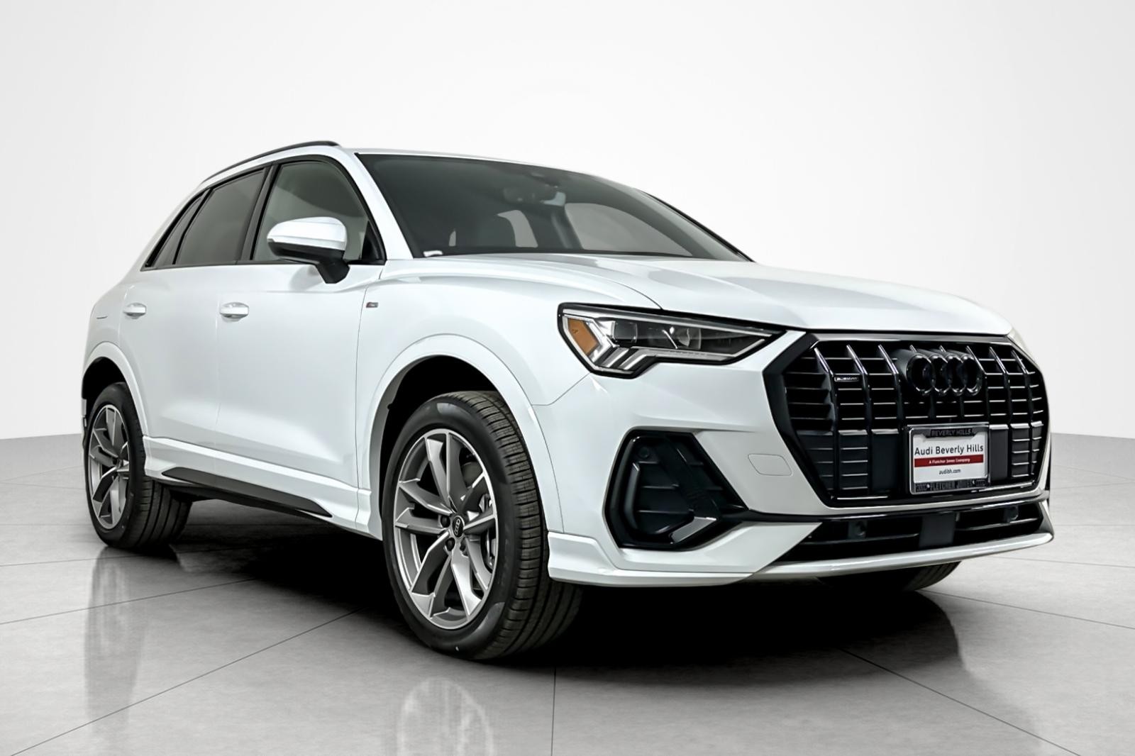 2025 Audi Q3 S line Premium 45 TFSI photo 2