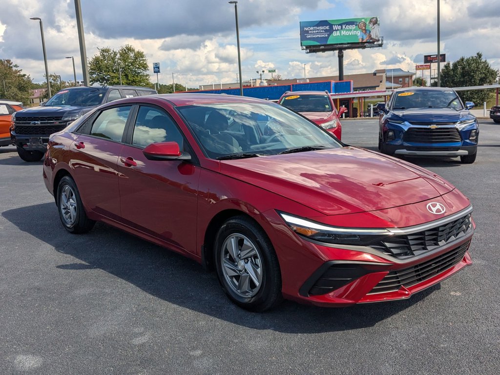 2025 Hyundai Elantra photo 3
