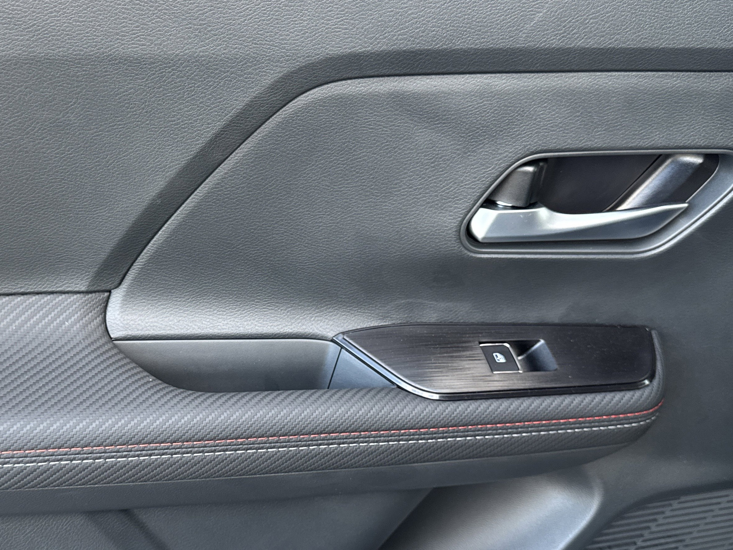 2025 Nissan Kicks SR photo 2