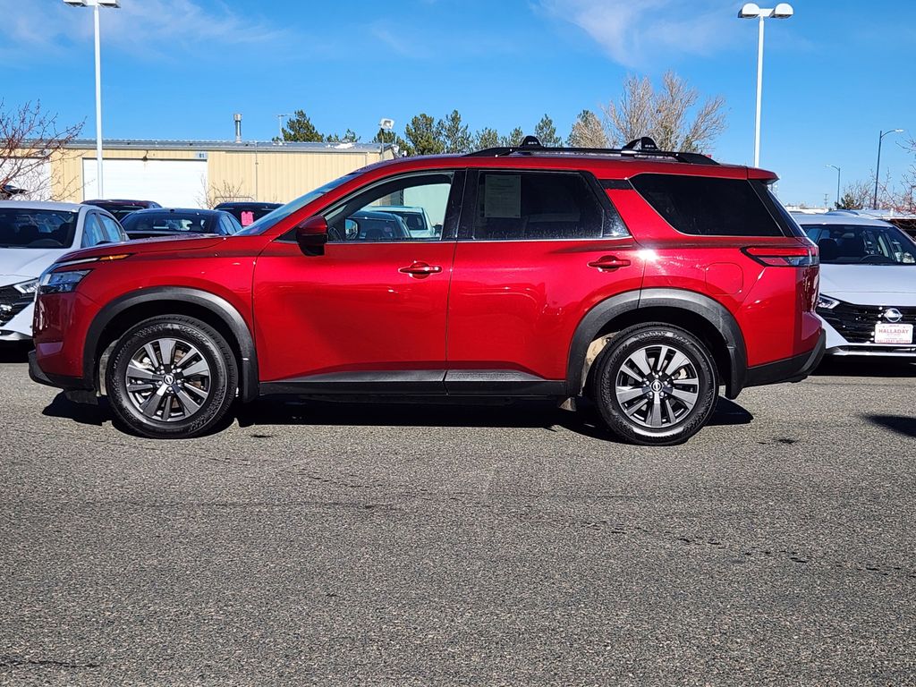 2022 Nissan Pathfinder SV 4x4 photo 2