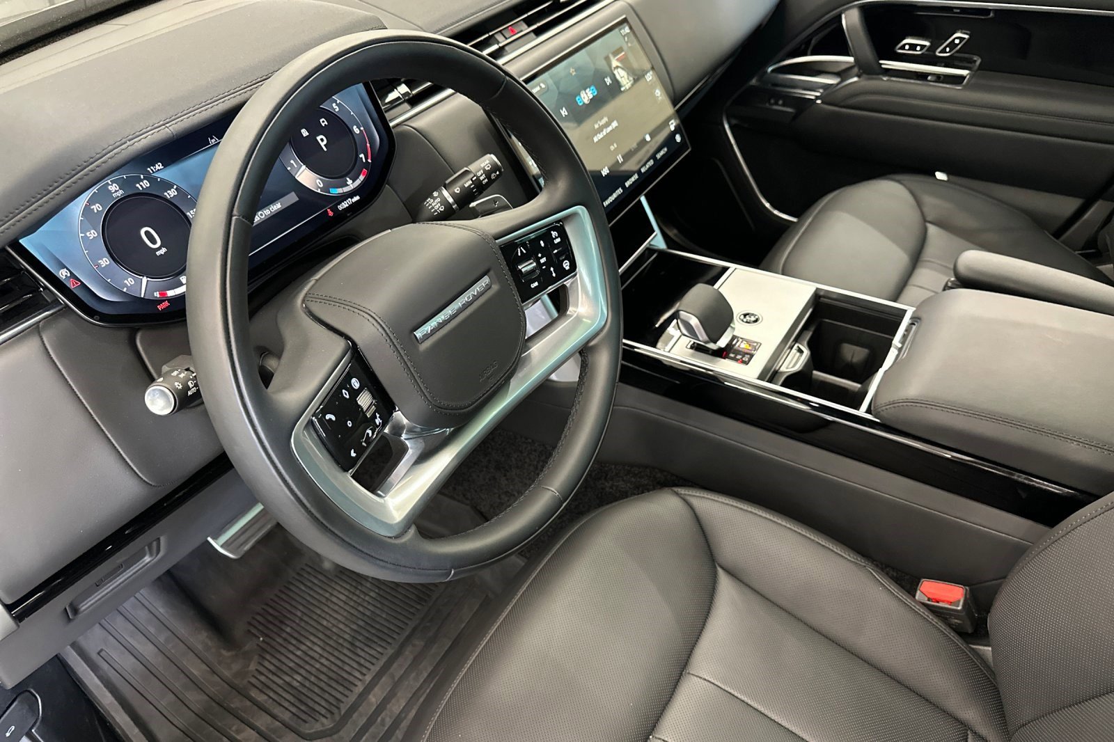 2025 Land Rover Range Rover SE photo 4