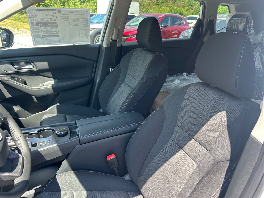 2026 Nissan Rogue SV photo 2