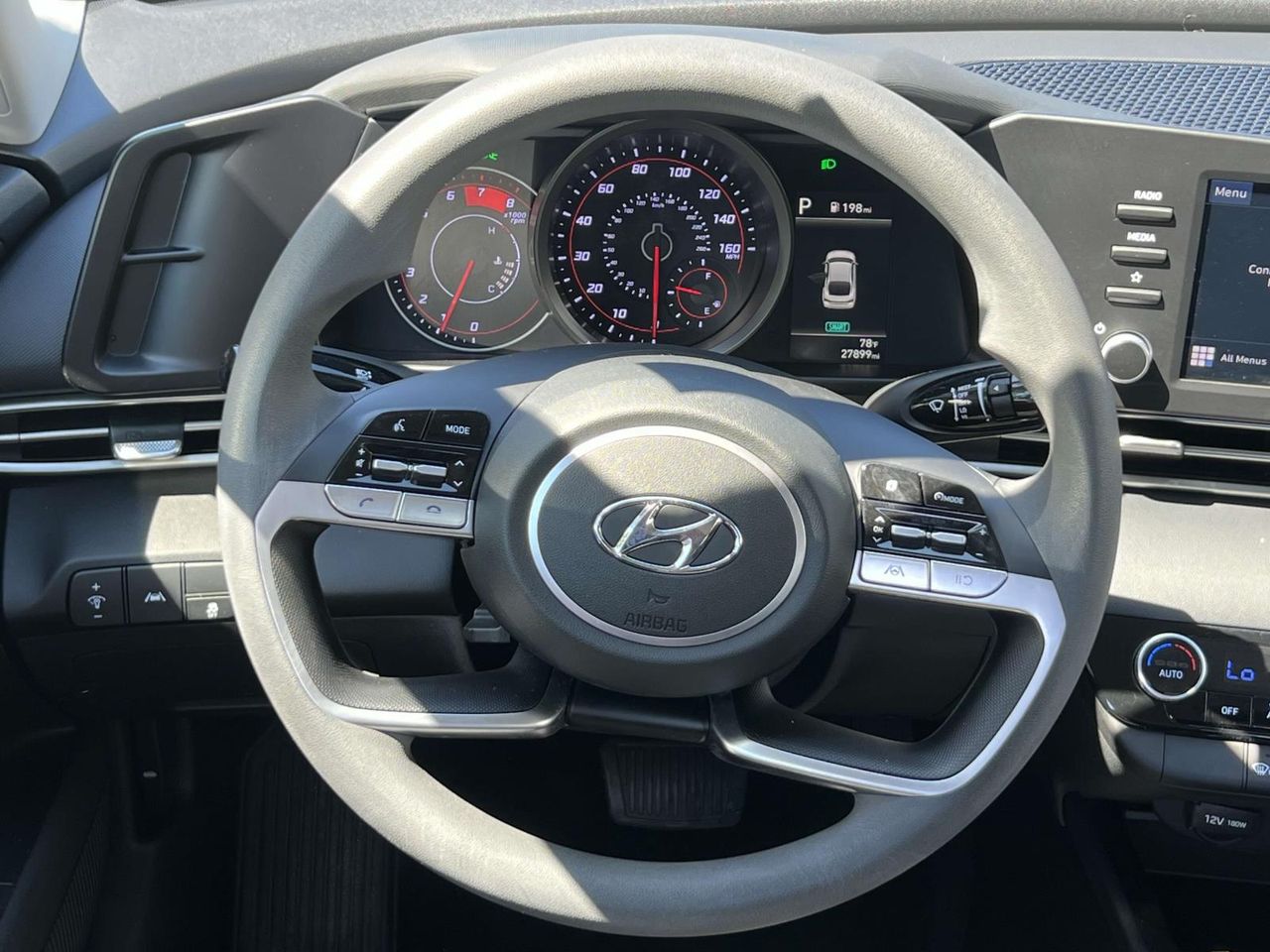 2022 Hyundai Elantra SEL photo 11