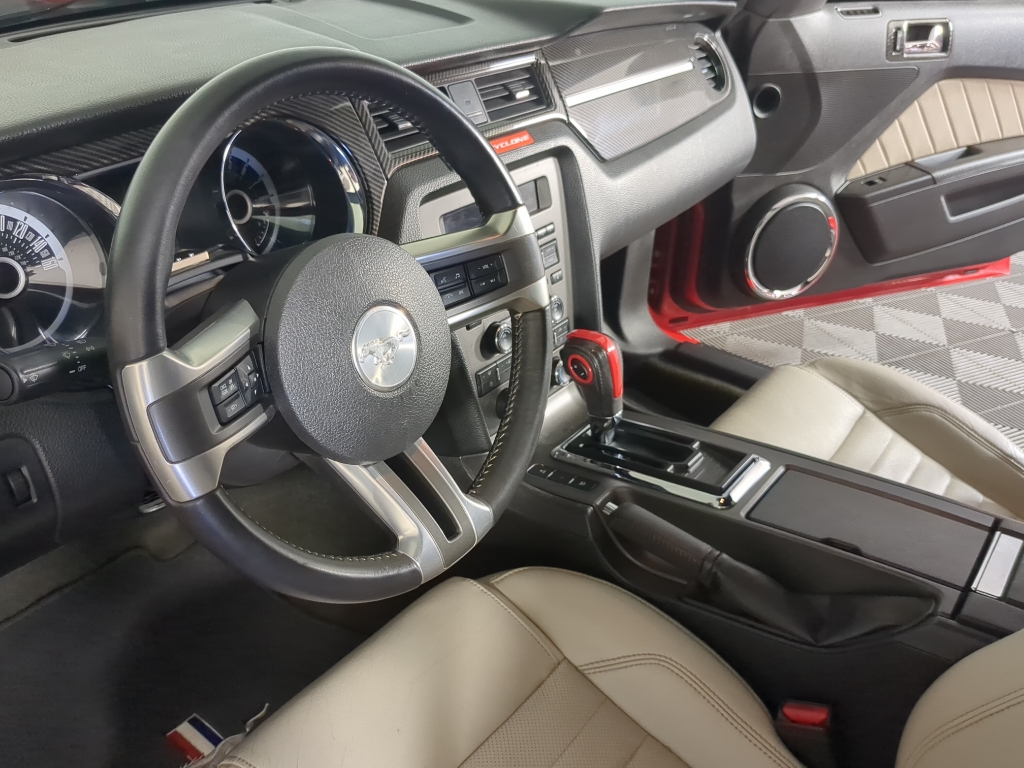 2013 Ford Mustang V6 Premium photo 21