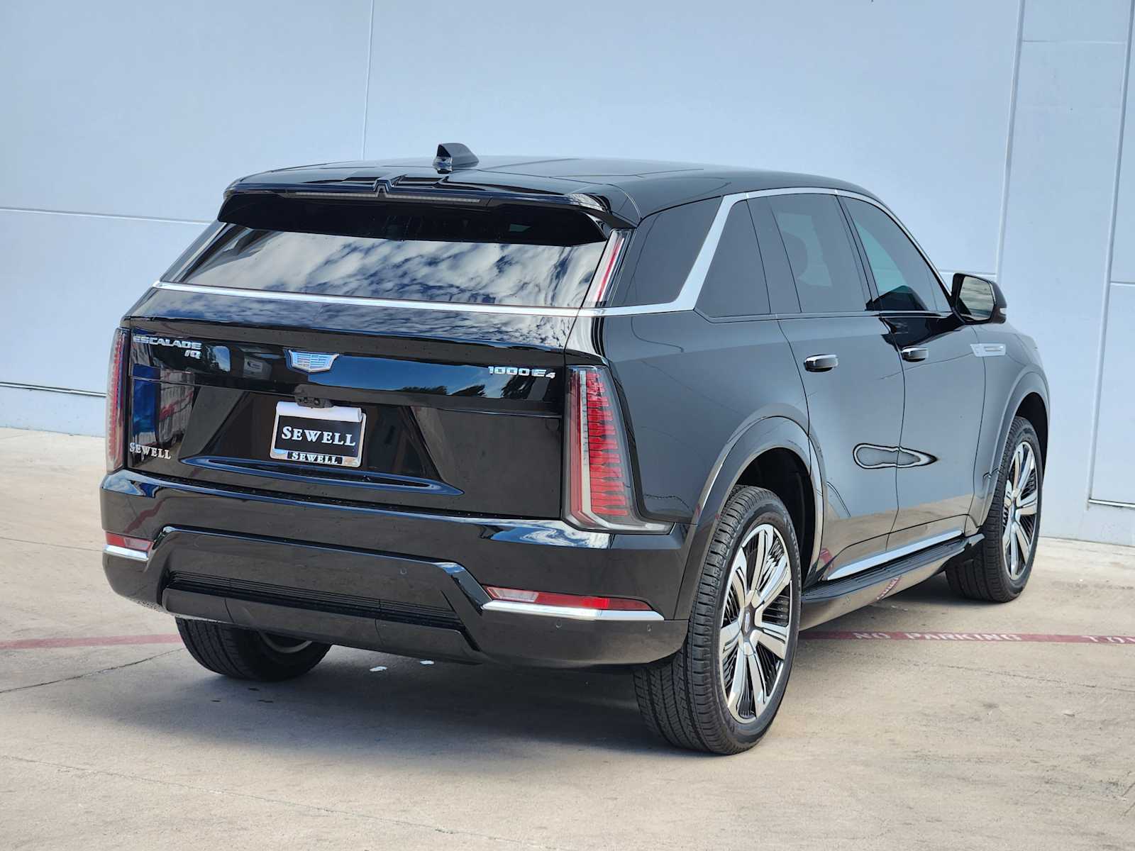 2025 Cadillac Escalade IQ Luxury photo 2