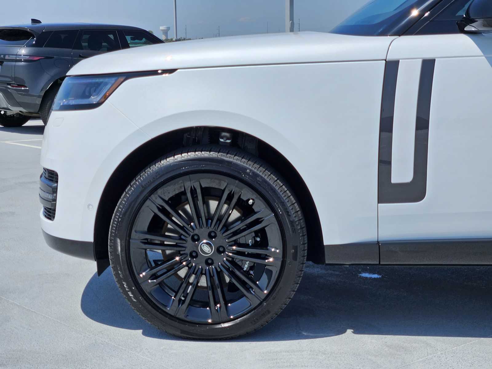 2025 Land Rover Range Rover SE photo 9
