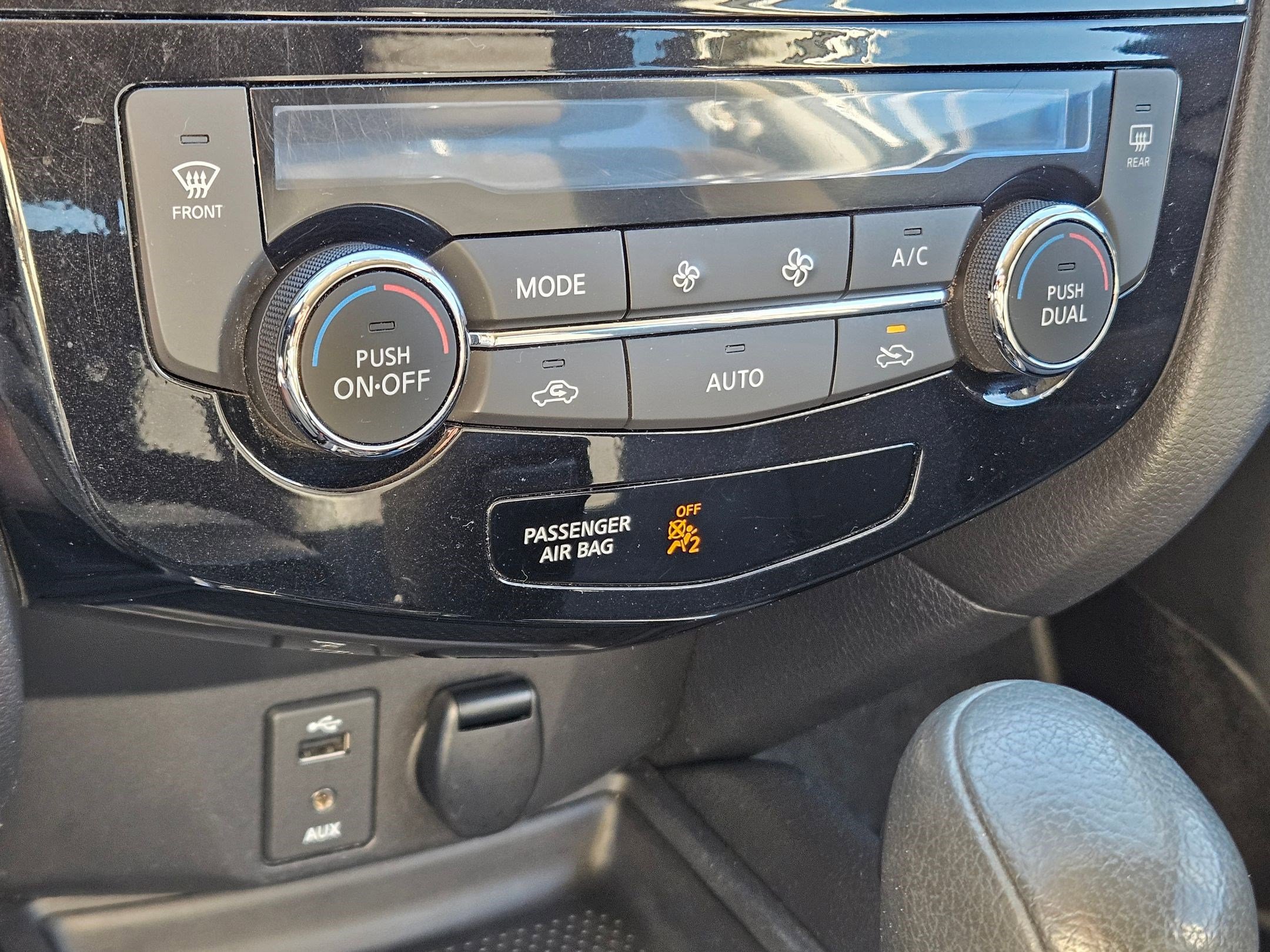 2015 Nissan Rogue SV photo 23