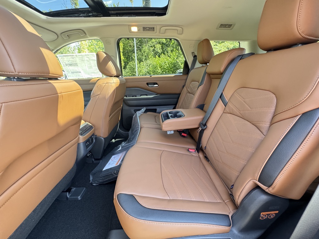 2025 Nissan Pathfinder Platinum photo 17