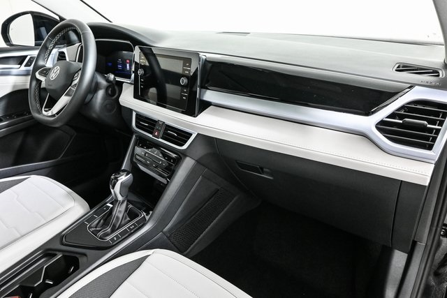 2025 Volkswagen Taos SE photo 2