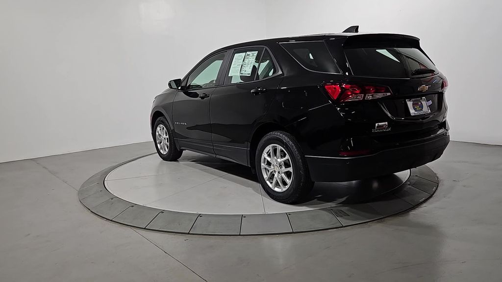 2022 Chevrolet Equinox LS photo 2