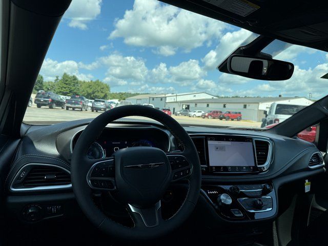 2026 Chrysler Pacifica photo 8