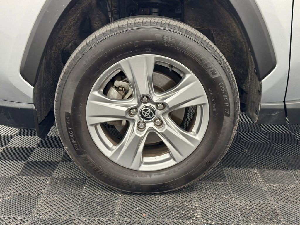 2024 Toyota RAV4 XLE photo 8