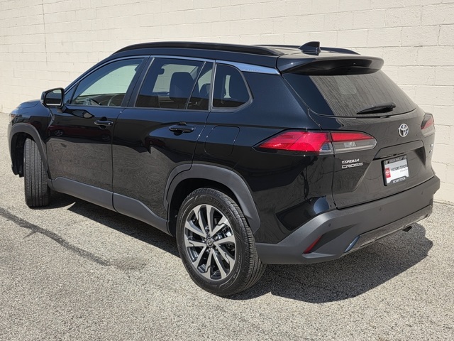 2022 Toyota Corolla Cross XLE photo 2