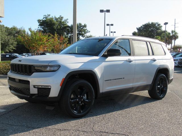 2025 Jeep Grand Cherokee Limited photo 3