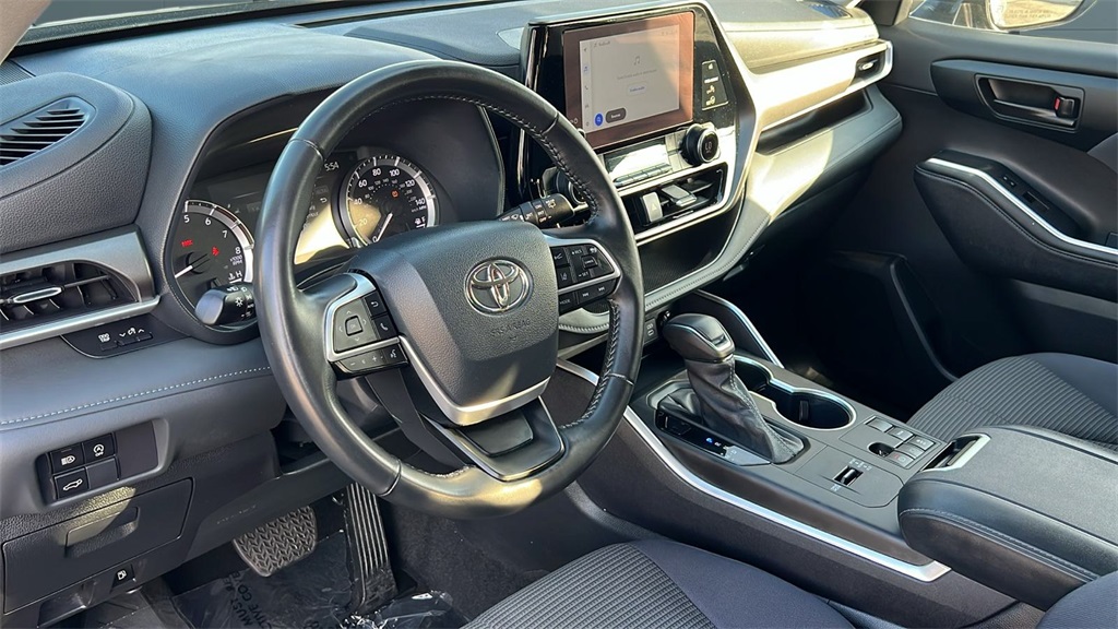 2024 Toyota Highlander LE photo 9