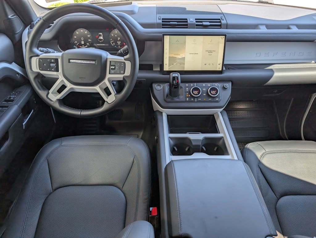 2025 Land Rover Defender 110 X-Dynamic SE photo 9