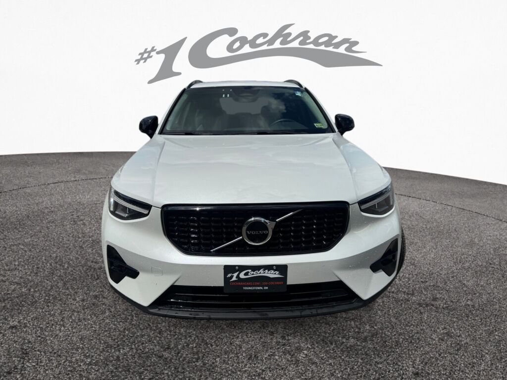 2024 Volvo XC40 Plus photo 2