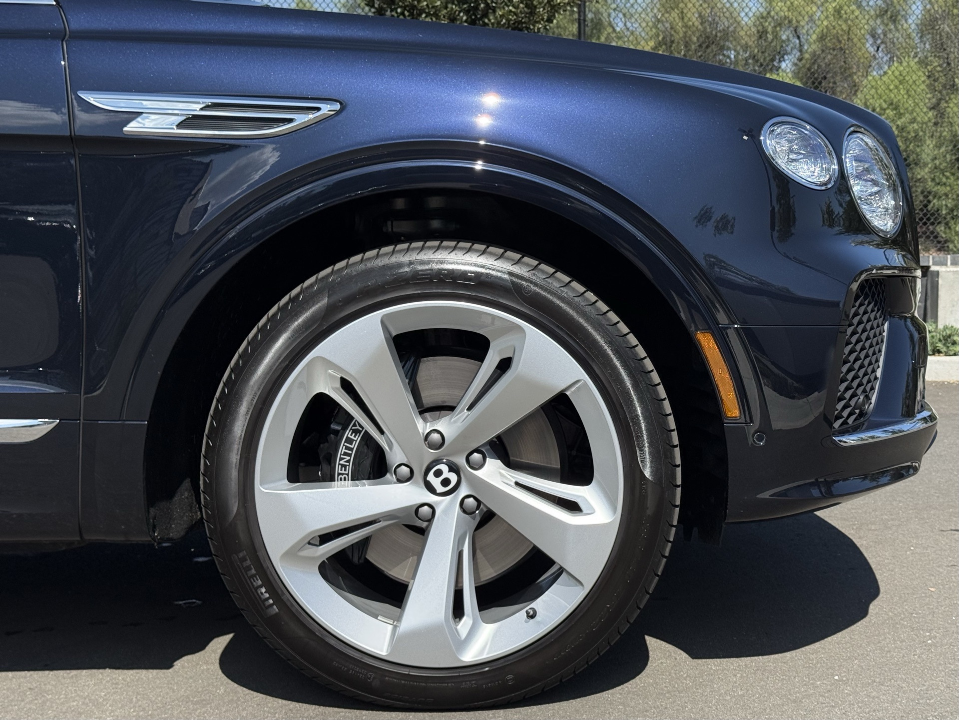 2024 Bentley Bentayga V8 photo 11