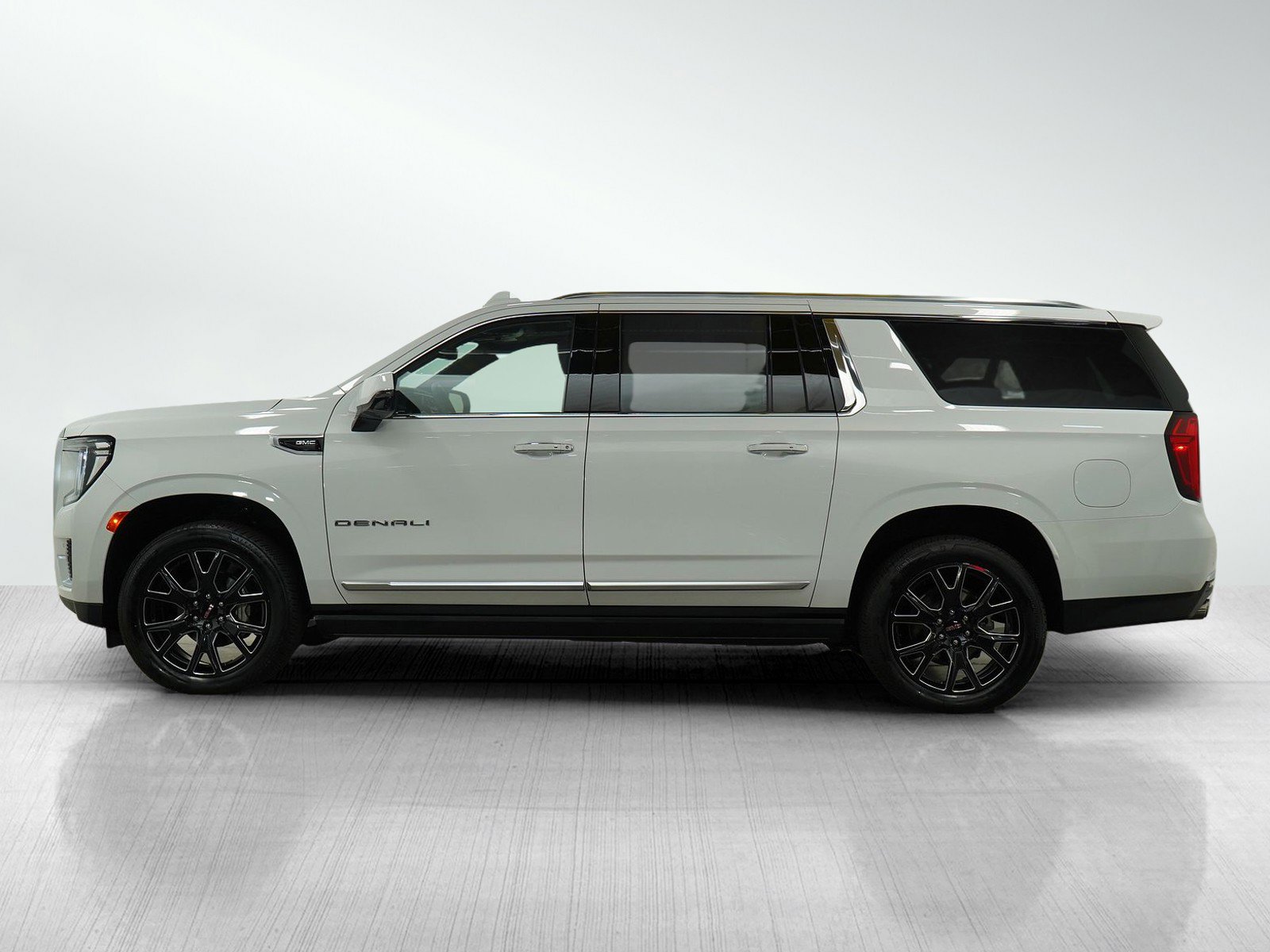 Used 2024 GMC Yukon XL Denali with VIN 1GKS2JKL8RR112770 for sale in Roseville, Minnesota
