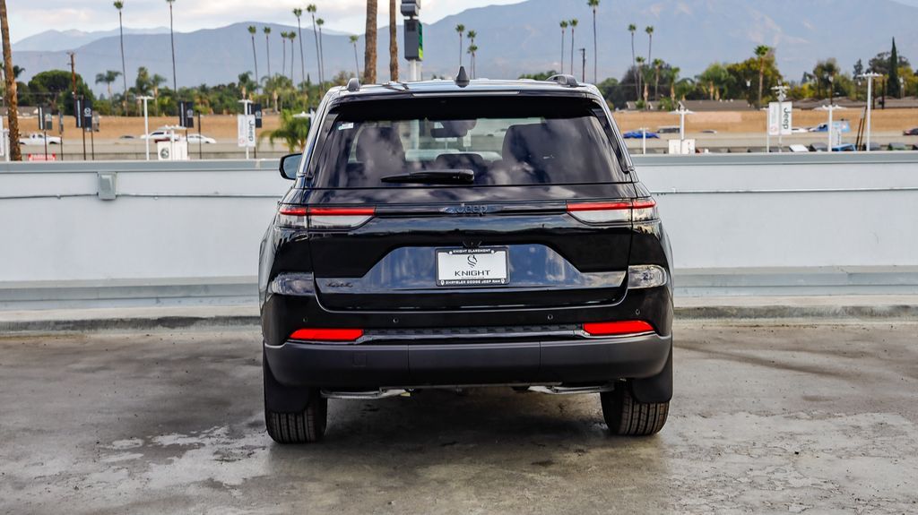 2025 Jeep Grand Cherokee Laredo Altitude photo 2