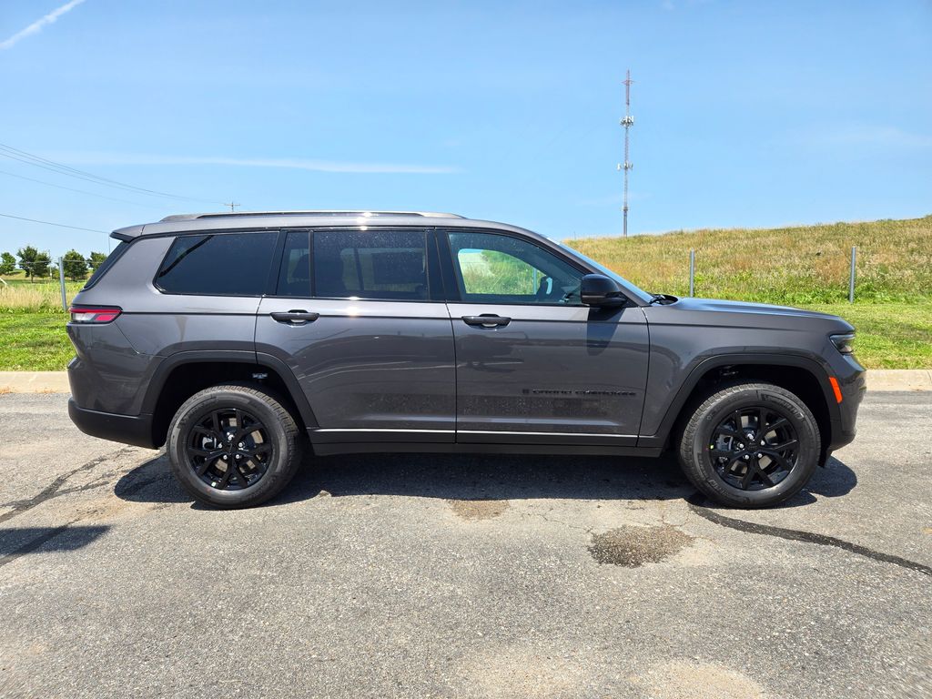 2025 Jeep Grand Cherokee Altitude photo 2