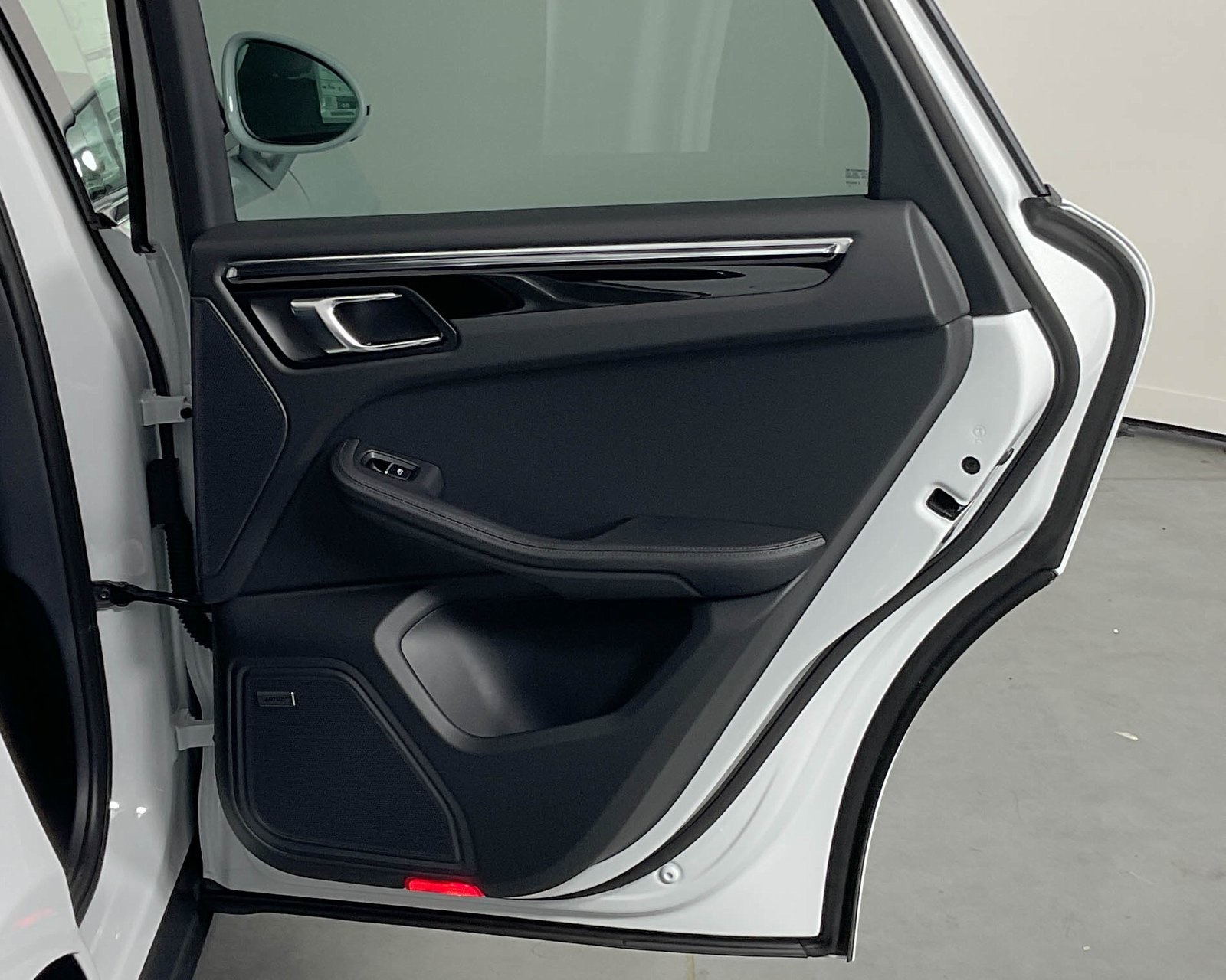2025 Porsche Macan T photo 22
