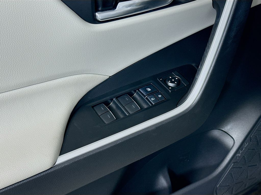2022 Toyota RAV4 Hybrid XLE photo 17
