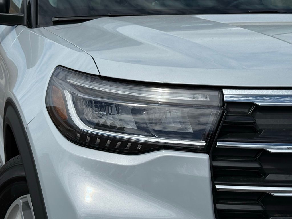 2025 Ford Explorer photo 2
