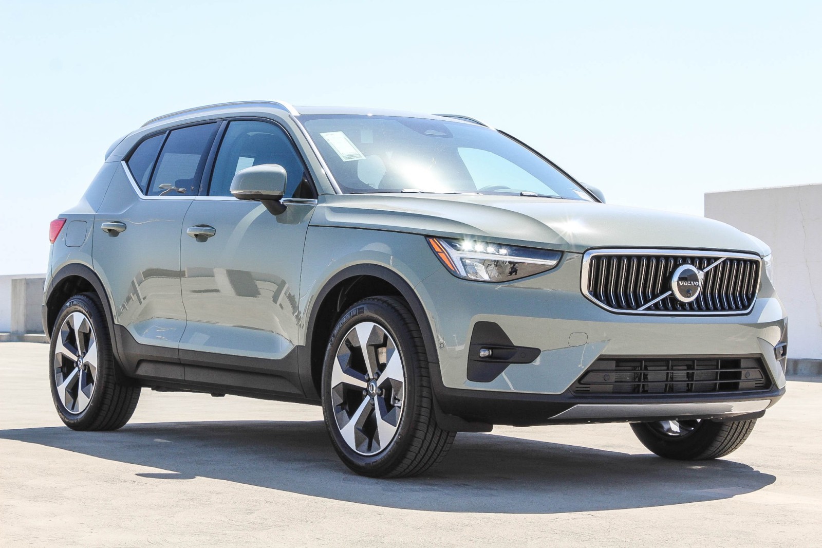 2024 Volvo XC40 Plus photo 3