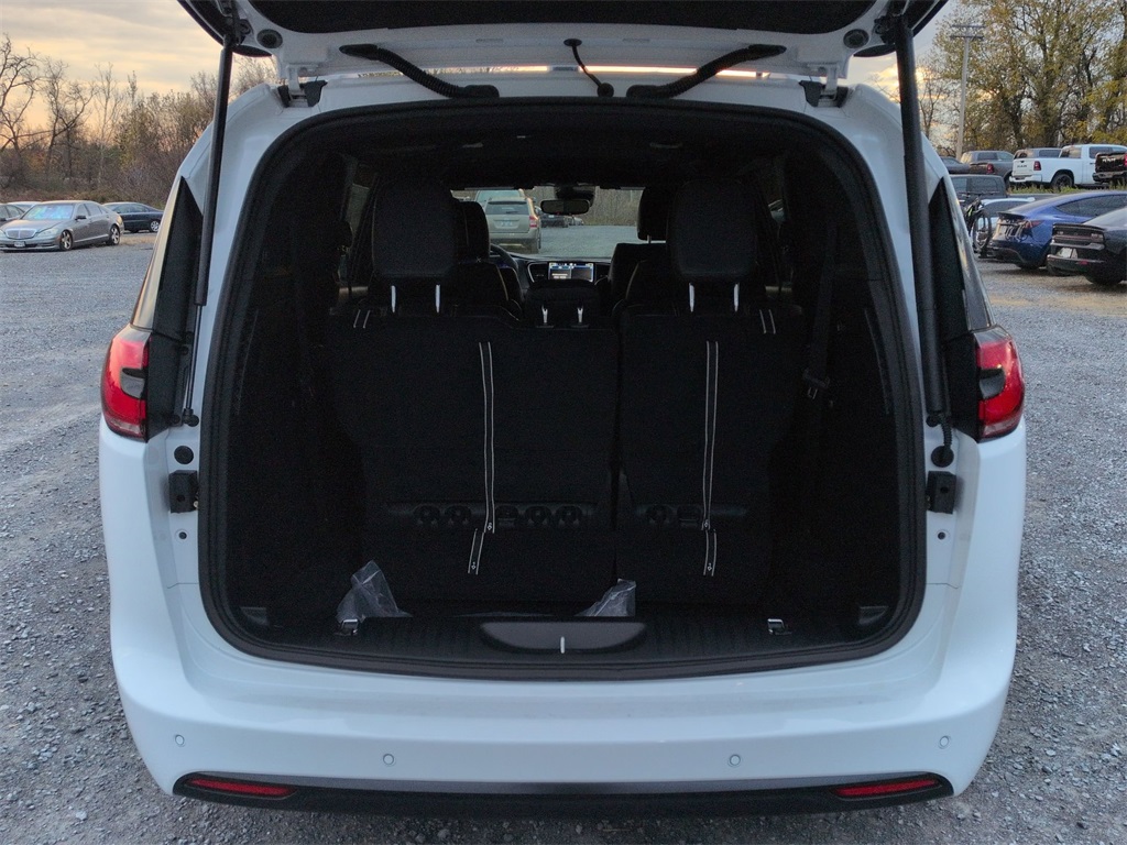 2026 Chrysler Pacifica photo 4