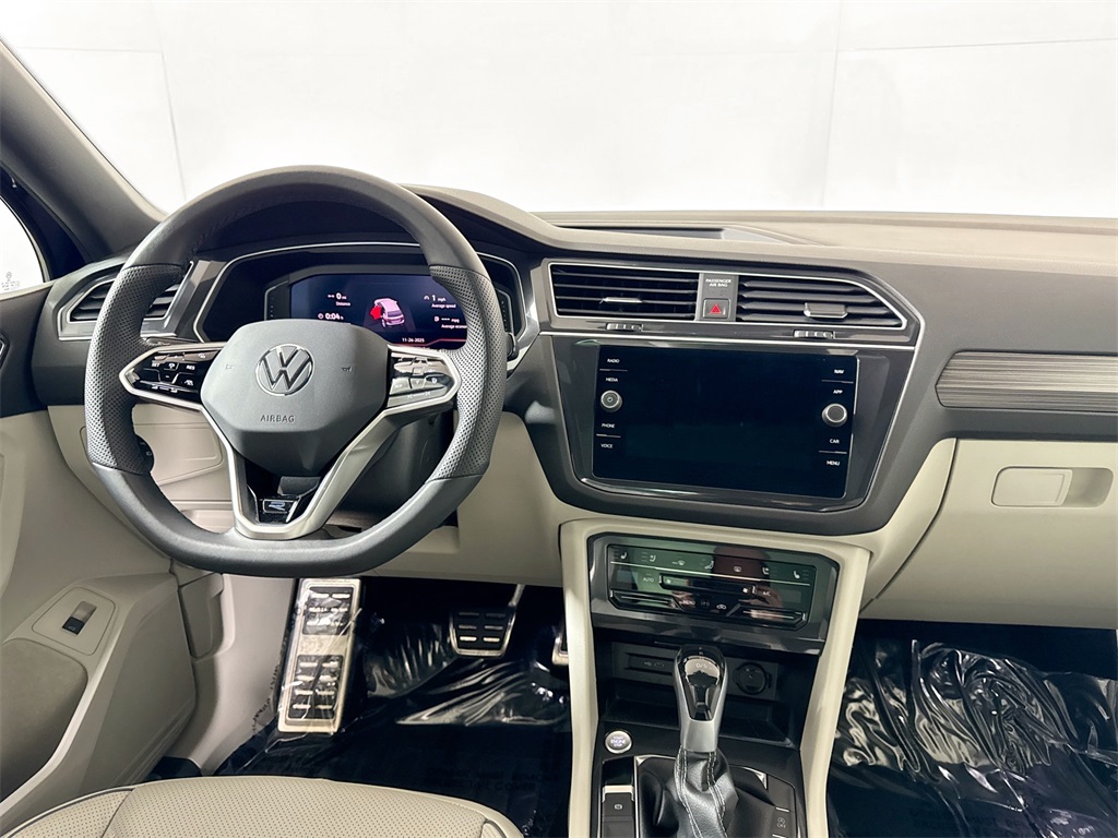 2024 Volkswagen Tiguan SEL R-Line Black photo 3