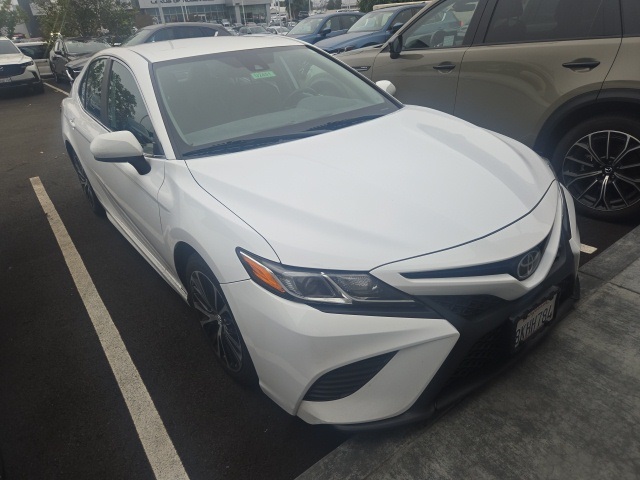 2019 Toyota Camry SE's photo