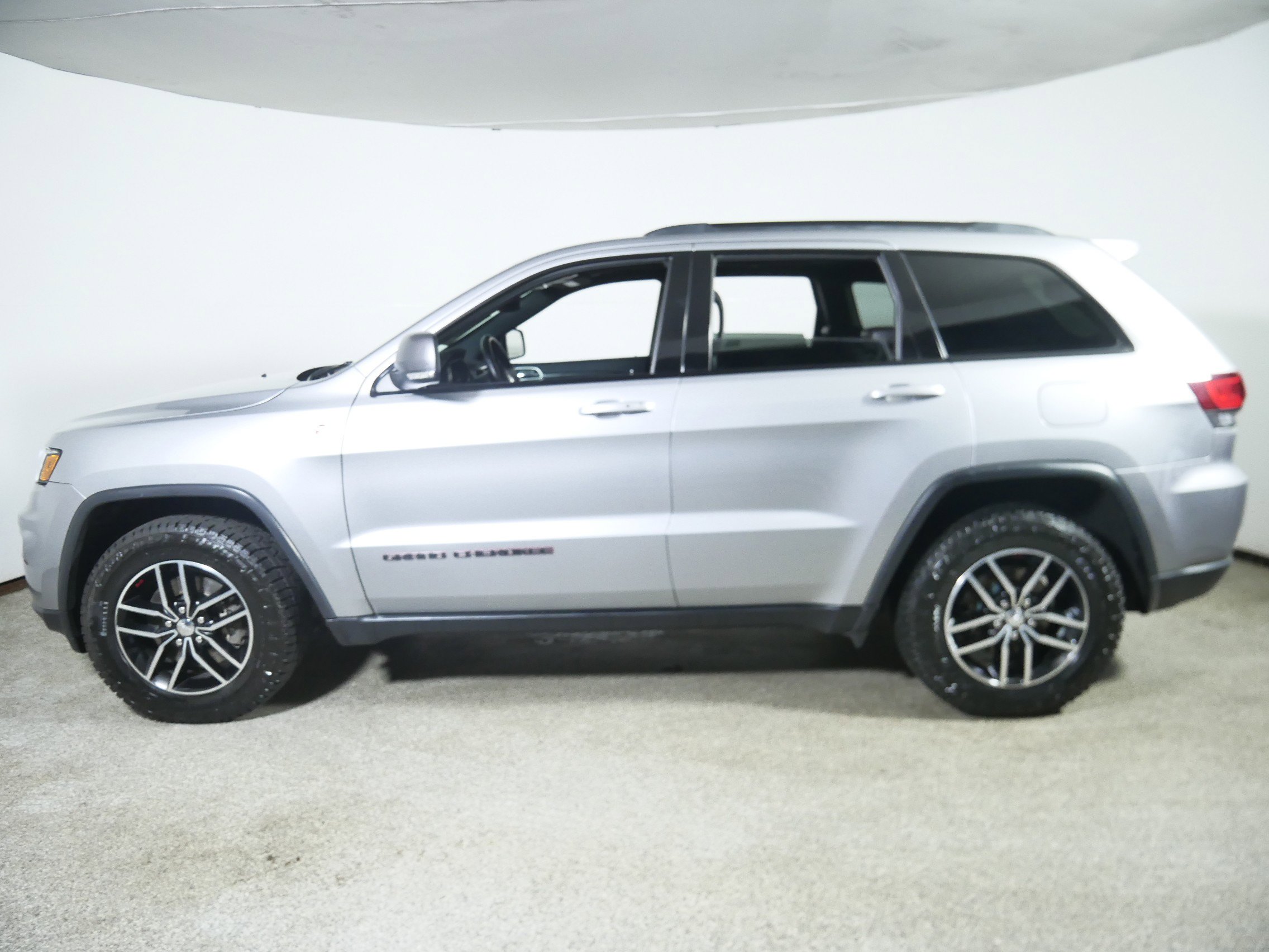 2018 Jeep Grand Cherokee Trailhawk photo 2