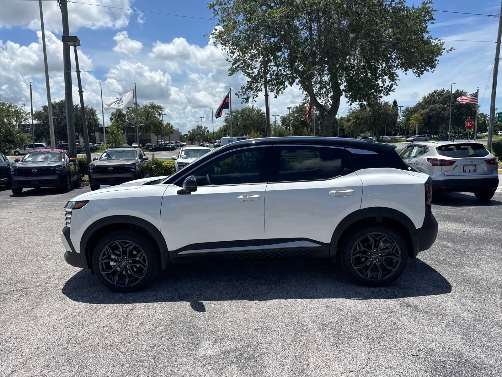 2025 Nissan Kicks SR photo 3