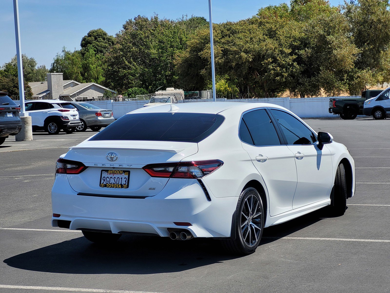 2023 Toyota Camry SE photo 3