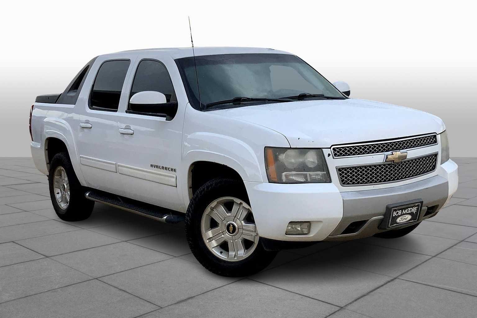 2010 Chevrolet Avalanche LT photo 2