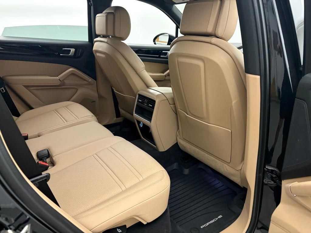 2022 Porsche Cayenne Base photo 20
