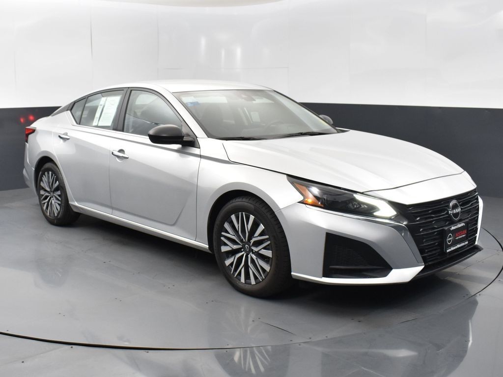 2024 Nissan Altima SV's photo