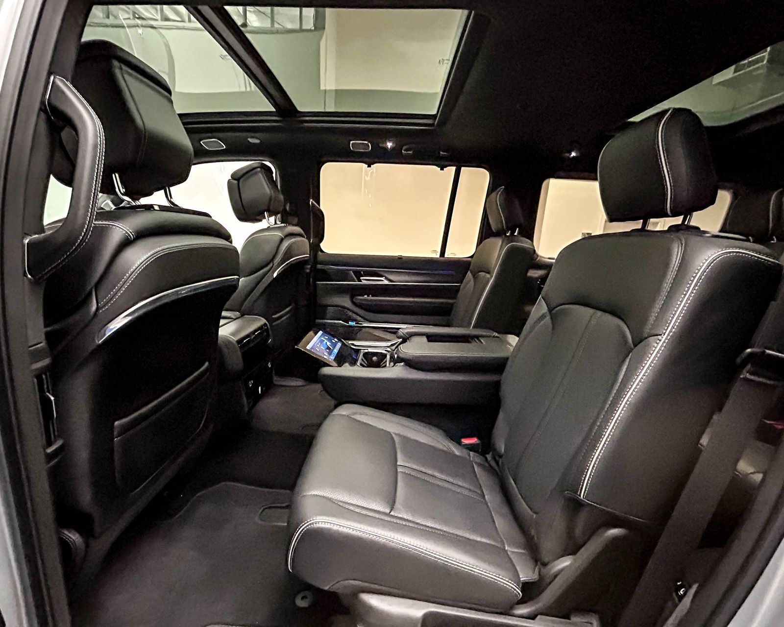 2023 Jeep Grand Wagoneer II photo 11